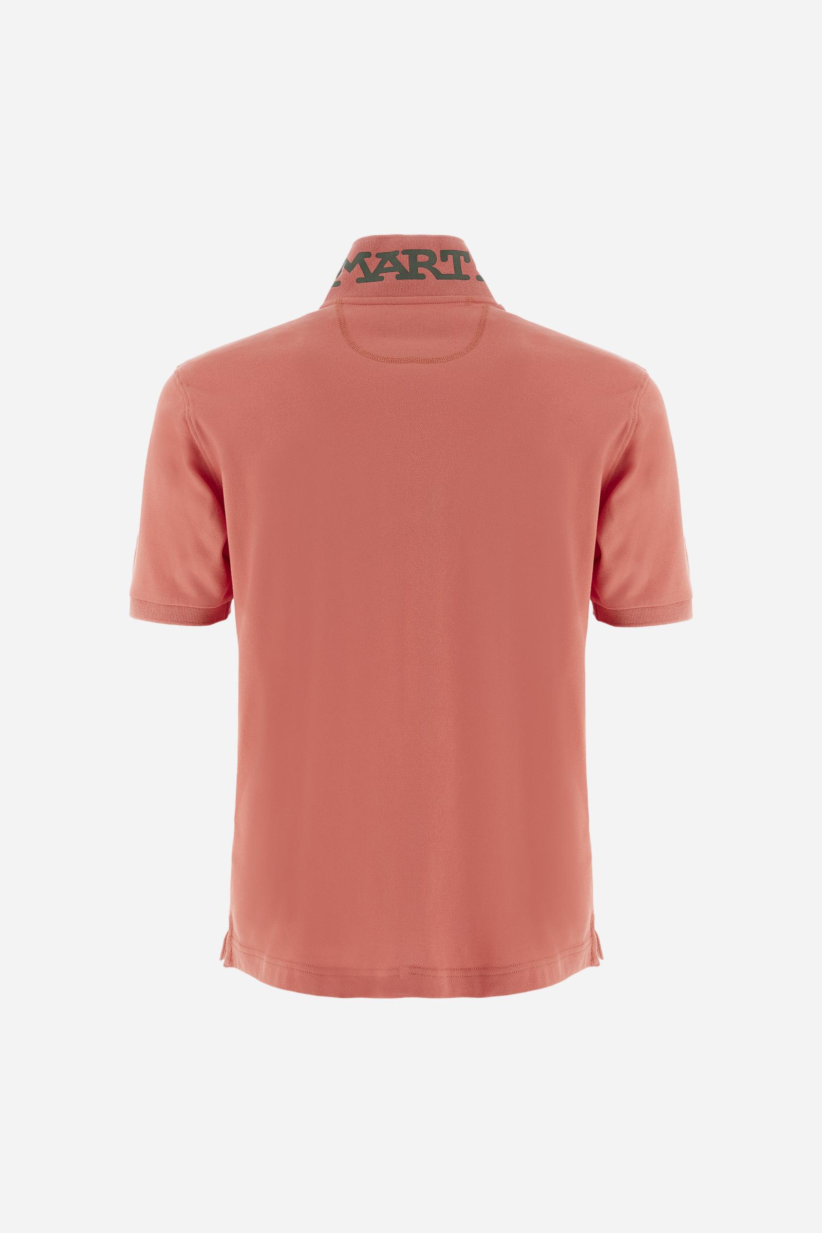 Men's plain short-sleeved polo shirt made from stretch piqué. Two-button fastening. The collar and cuffs are made from tone-on-tone ribbed fabric. A contrasting fabric patch depicting the number 3 is appliquéd on the right sleeve. The logo is embroidered on the left side of the chest in contrasting thread. Under the collar, there is a large contrasting print of the La Martina lettering. Regular fit. The model is wearing a size L. - Acai