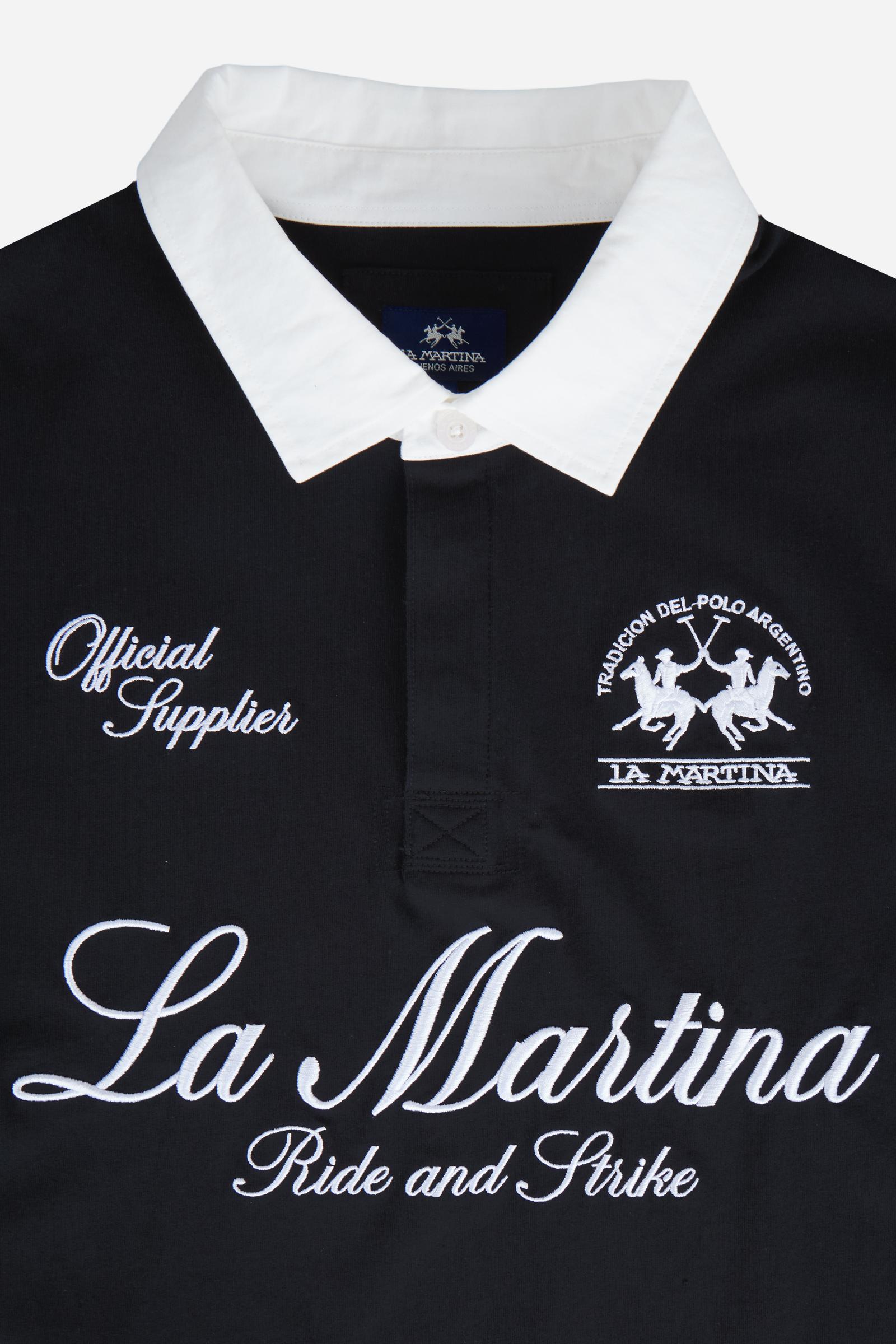 Numbered style with exclusive label, produced in only 100 pieces per style/colour. The label is positioned on the back, at the lower right, with the progressive number clearly visible. Short-sleeved polo shirt made from 100% cotton jersey. The contemporary-cut design features a modern, wide and relaxed silhouette, with a bold and contemporary streetwear attitude. The style is completed with a contrast twill collar and concealed front buttoning. The graphic has a strong visual impact, with lettering and the 