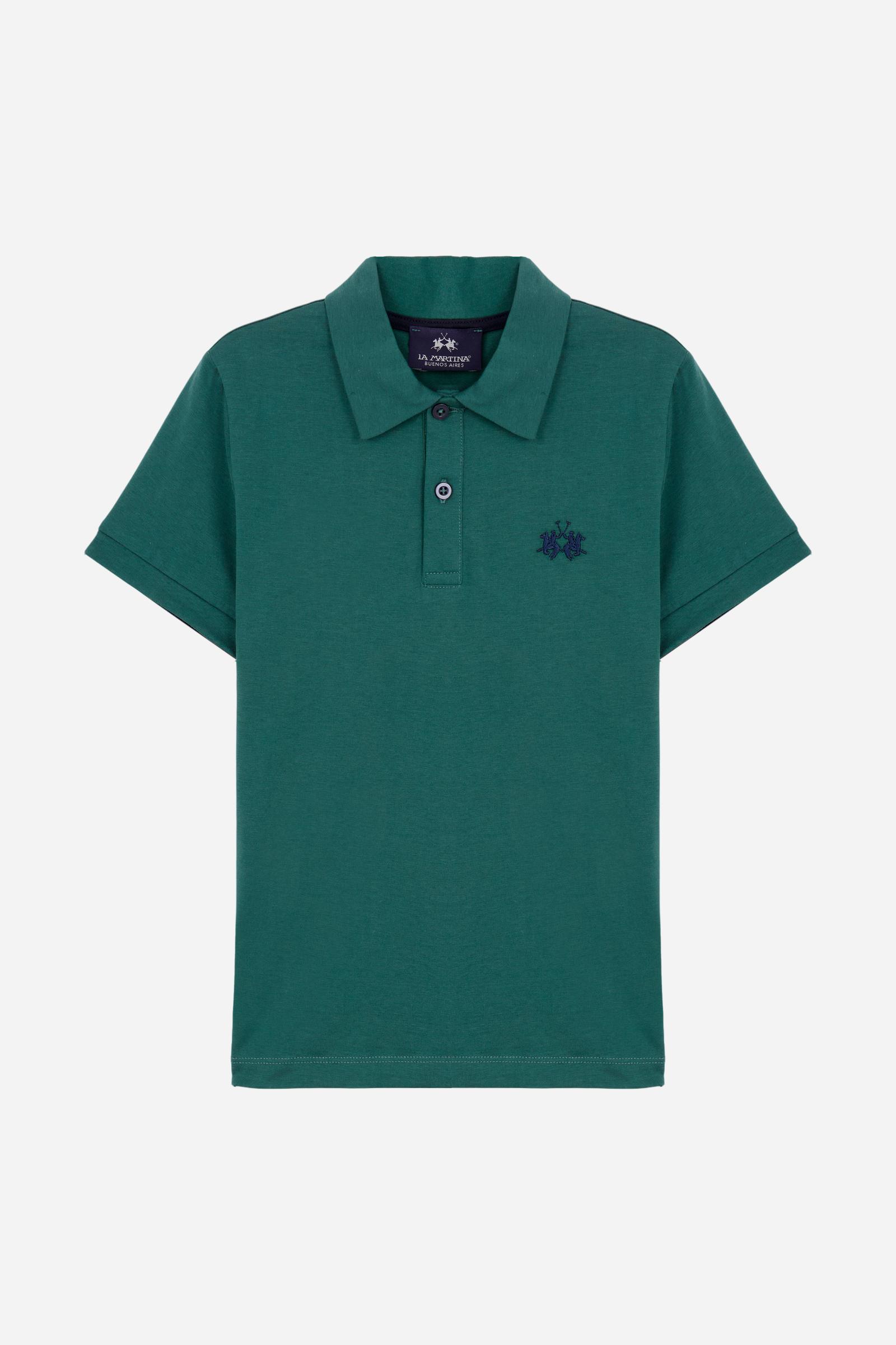 Short-sleeved polo shirt for boys made from 100% cotton jersey in a solid colour. The style features a regular fit, two-button front opening and shirt collar in the same fabric. The contrast inner collar tape recalls the small brand logo embroidered on the chest, adding a distinctive detail to an essential and versatile garment. - Pineneedle