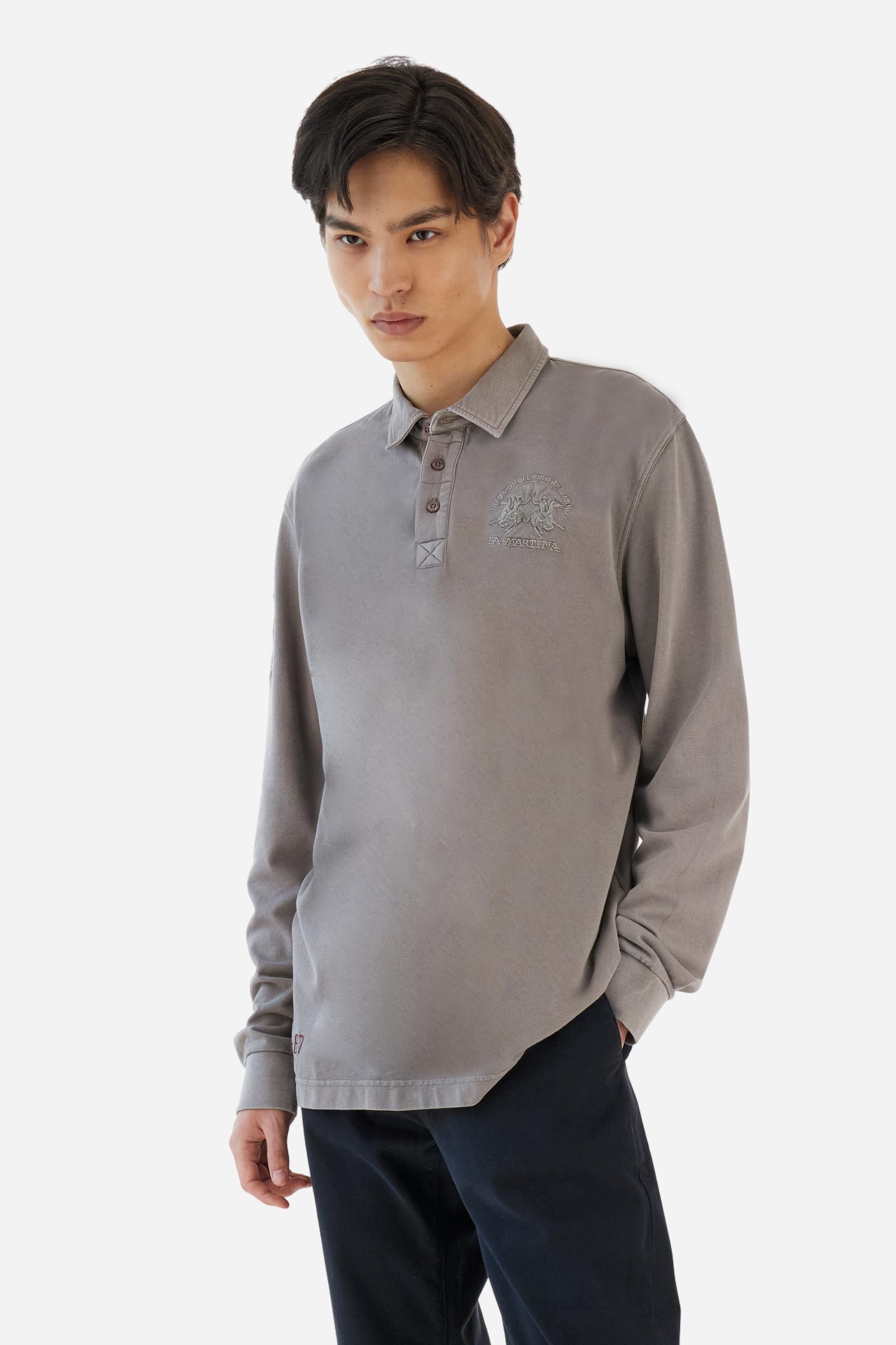 Men’s long-sleeve polo shirt in 100% cotton piqué with garment dyeing using pigments for a worn and slightly faded look. Collar and placket in gabardine, ribbed cuffs, patch on the sleeve and team logo embroidered on the chest as an iconic detail. Regular fit. The model wears size L. - Moon Rock
