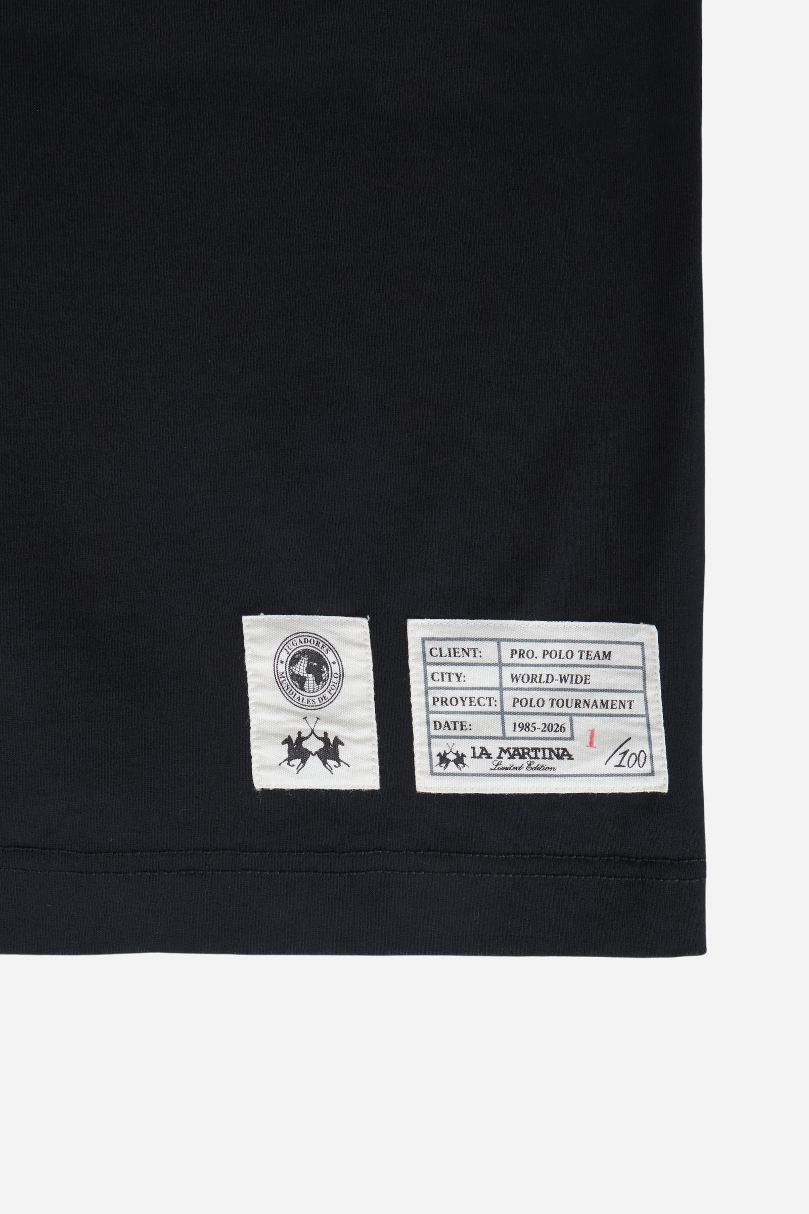 Numbered style with exclusive label, produced in only 100 pieces per style/colour. The label is positioned on the back, at the lower right, with the progressive number clearly visible. Short-sleeved T-shirt made from solid-colour 100% cotton jersey. The crew-neck design, with tone-on-tone ribbed collar, features a contemporary cut with a modern, wide and relaxed silhouette. The left side of the chest is enriched with a small pocket featuring the brand logo embroidered in contrast and an applied embroidered 