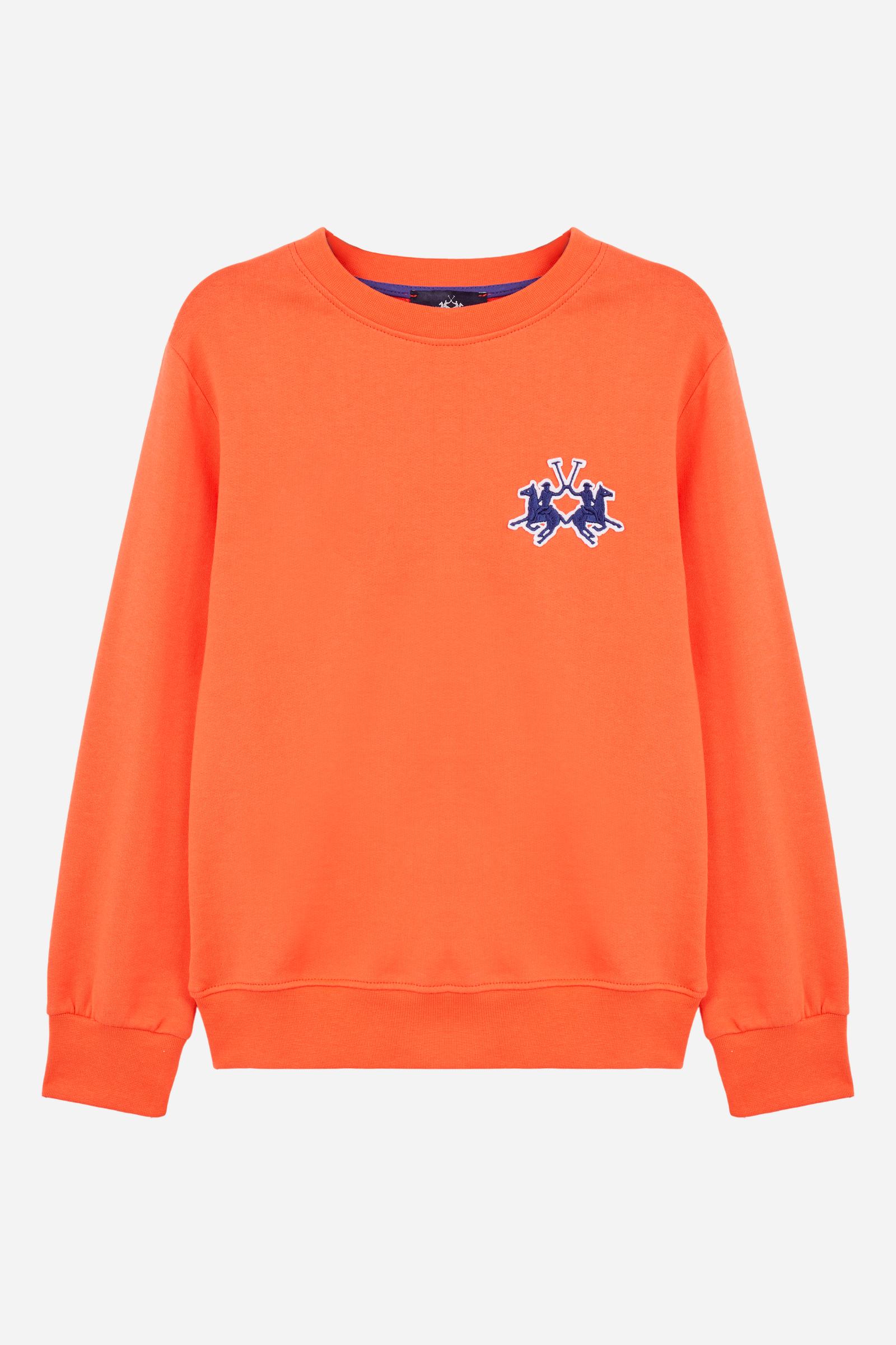Crew-neck sweatshirt for boys made from soft 100% cotton fleece in a solid colour. The style features a regular fit, with collar, cuffs and hem in tonal ribbing. The maxi logo embroidered on the chest adds character to the garment, making it perfect for completing casual and sporty looks with a recognisable, contemporary style. - Flame