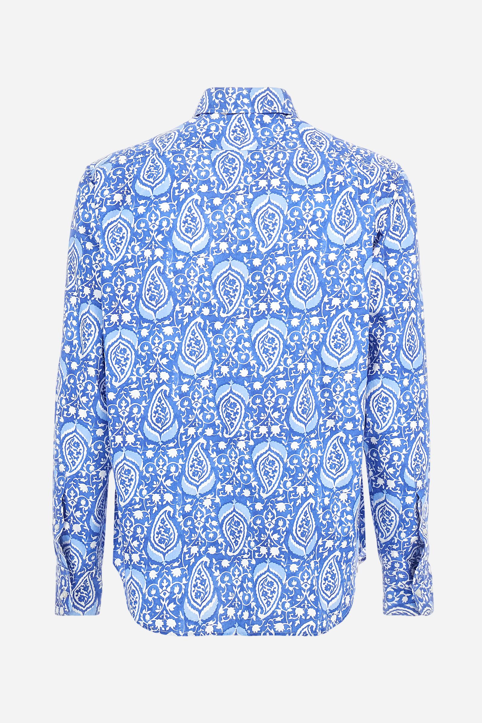 Men's long-sleeved printed shirt made of lightweight 100% cotton poplin. Spread collar. The logo is embroidered tone-on-tone on the left side of the chest. Regular fit. The model is wearing a size L. - Ultramarine/OptWhite