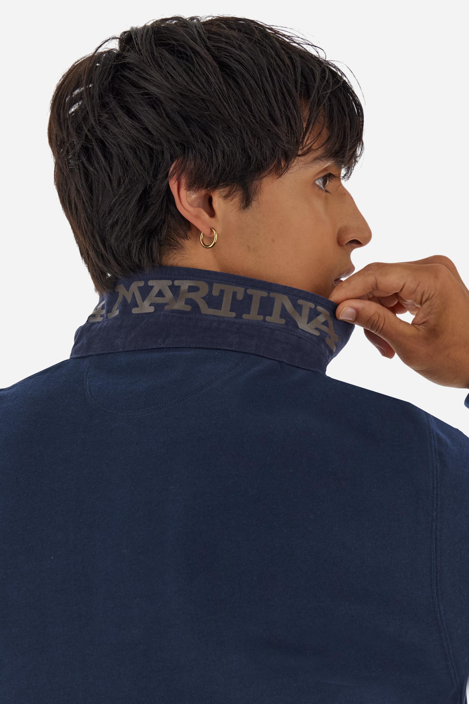 Classic men’s long-sleeve polo in soft-touch 100% cotton jersey. Contrast gabardine collar, three-button placket with multicolor striped tape. Iconic La Martina lettering printed in contrast under the collar. Small contrast logo embroidered on the chest. Regular fit for a balanced silhouette. Model wears size L. - Navy