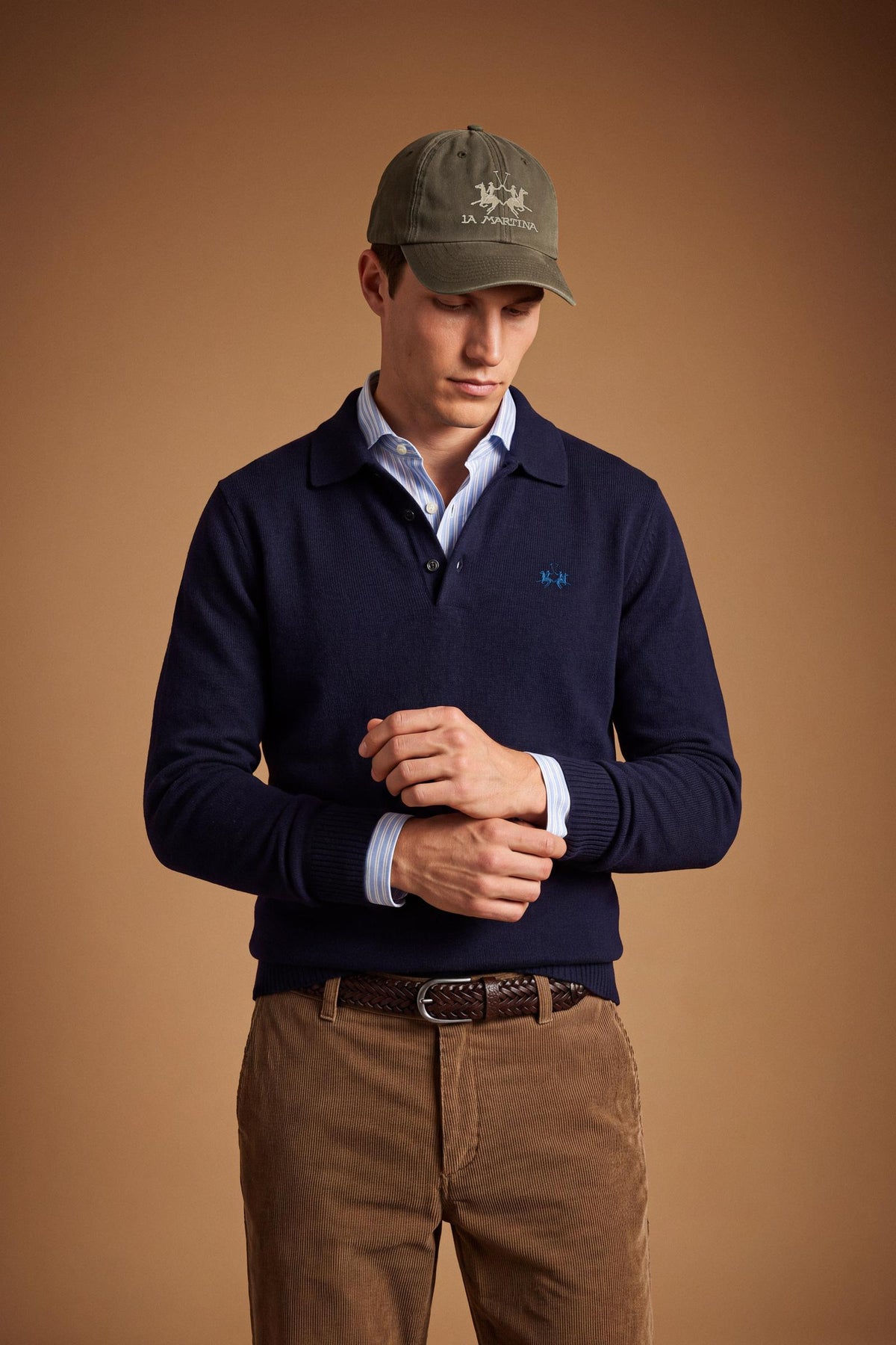 Men's knitted polo in cotton-wool blend with regular fit, ribbed cuffs and hem, classic collar, 2-button front, and subtle embroidered chest logo. - Navy