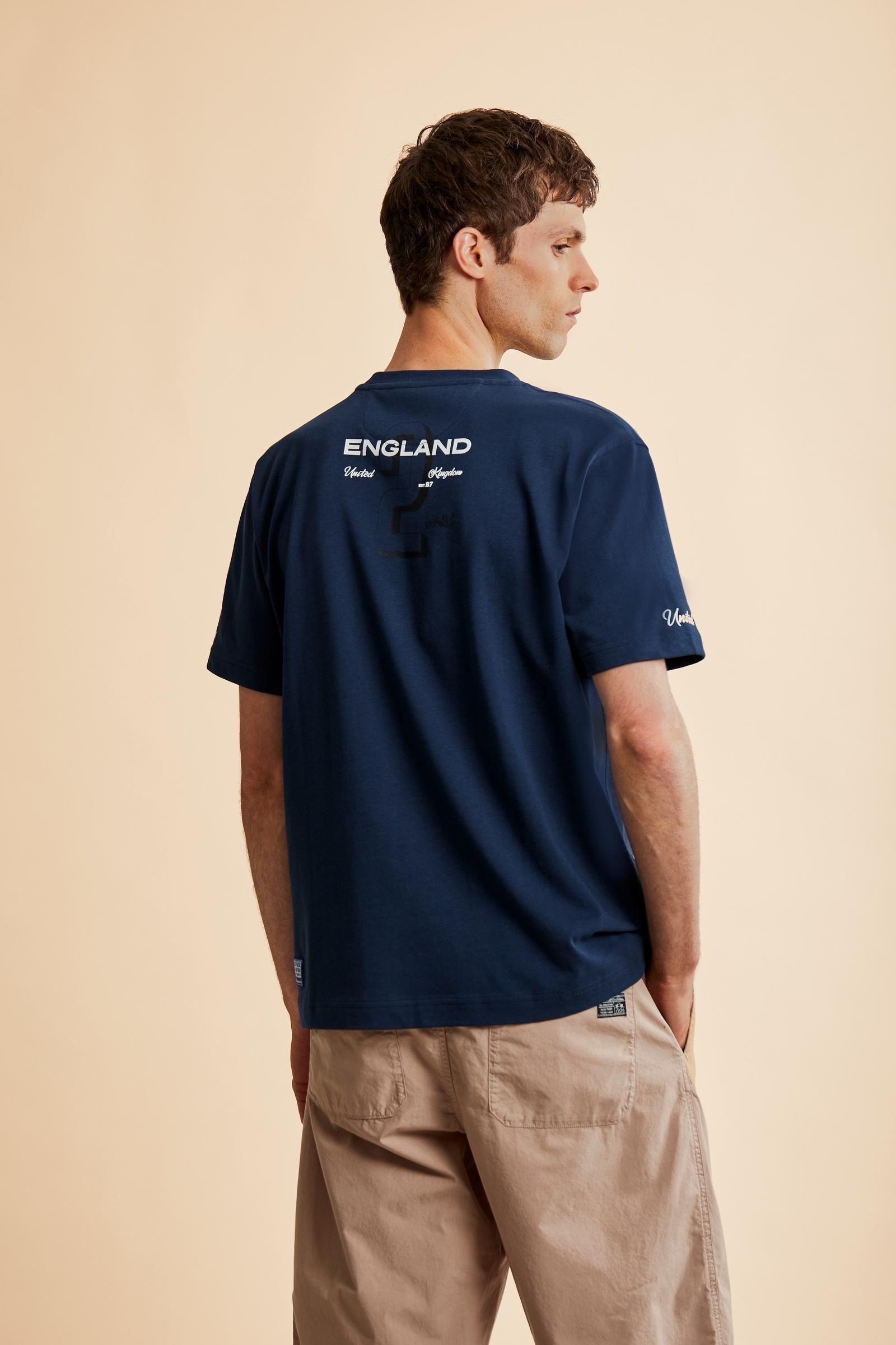 Men’s short-sleeve cotton jersey T-shirt. Contemporary fit with large graphic on the chest and framed horse logo positioned below the collar on the back. - Navy