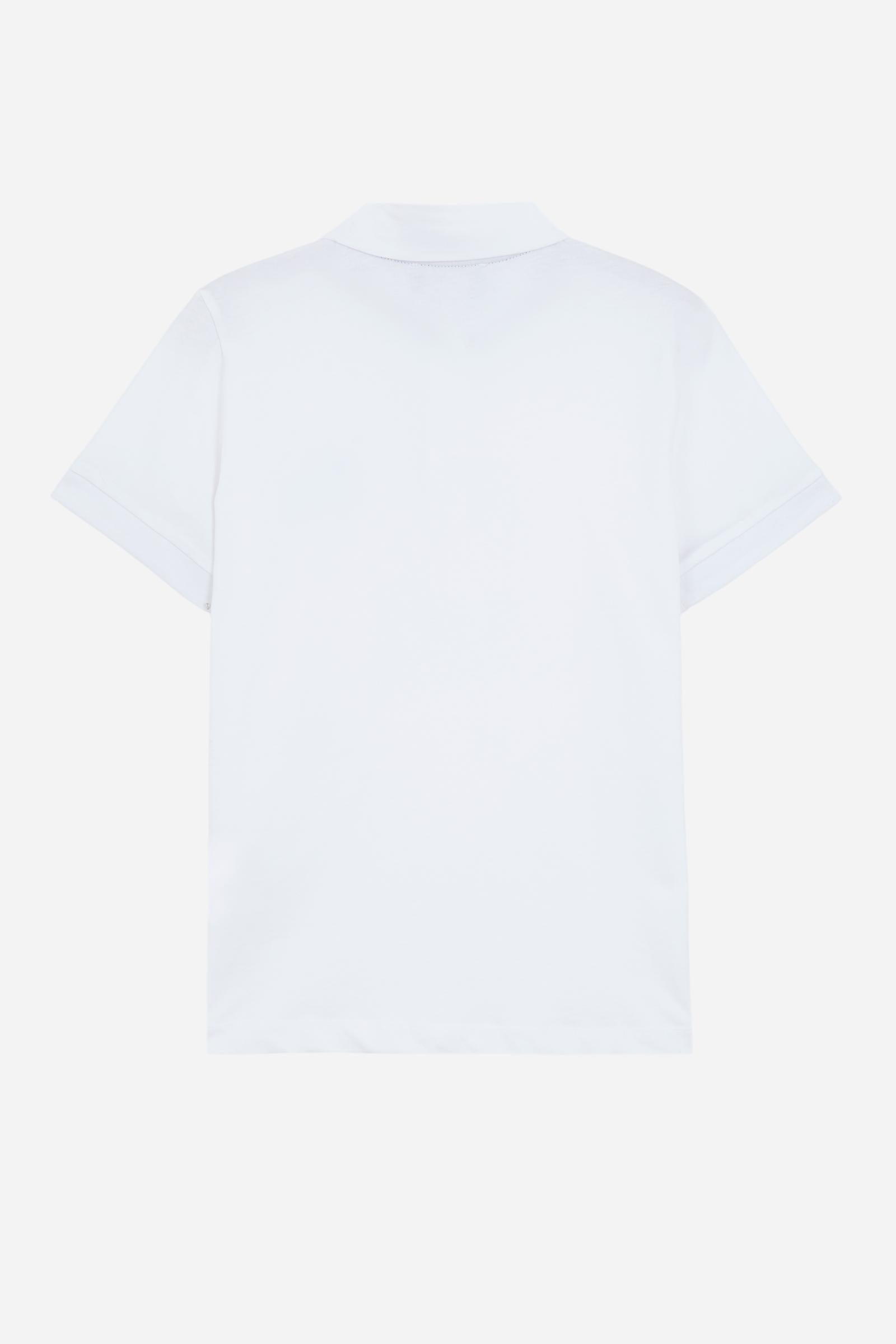 Short-sleeved polo shirt for boys made from 100% cotton jersey in a solid colour. The style features a regular fit, two-button front opening and shirt collar in the same fabric. The contrast inner collar tape recalls the small brand logo embroidered on the chest, adding a distinctive detail to an essential and versatile garment. - Optic White