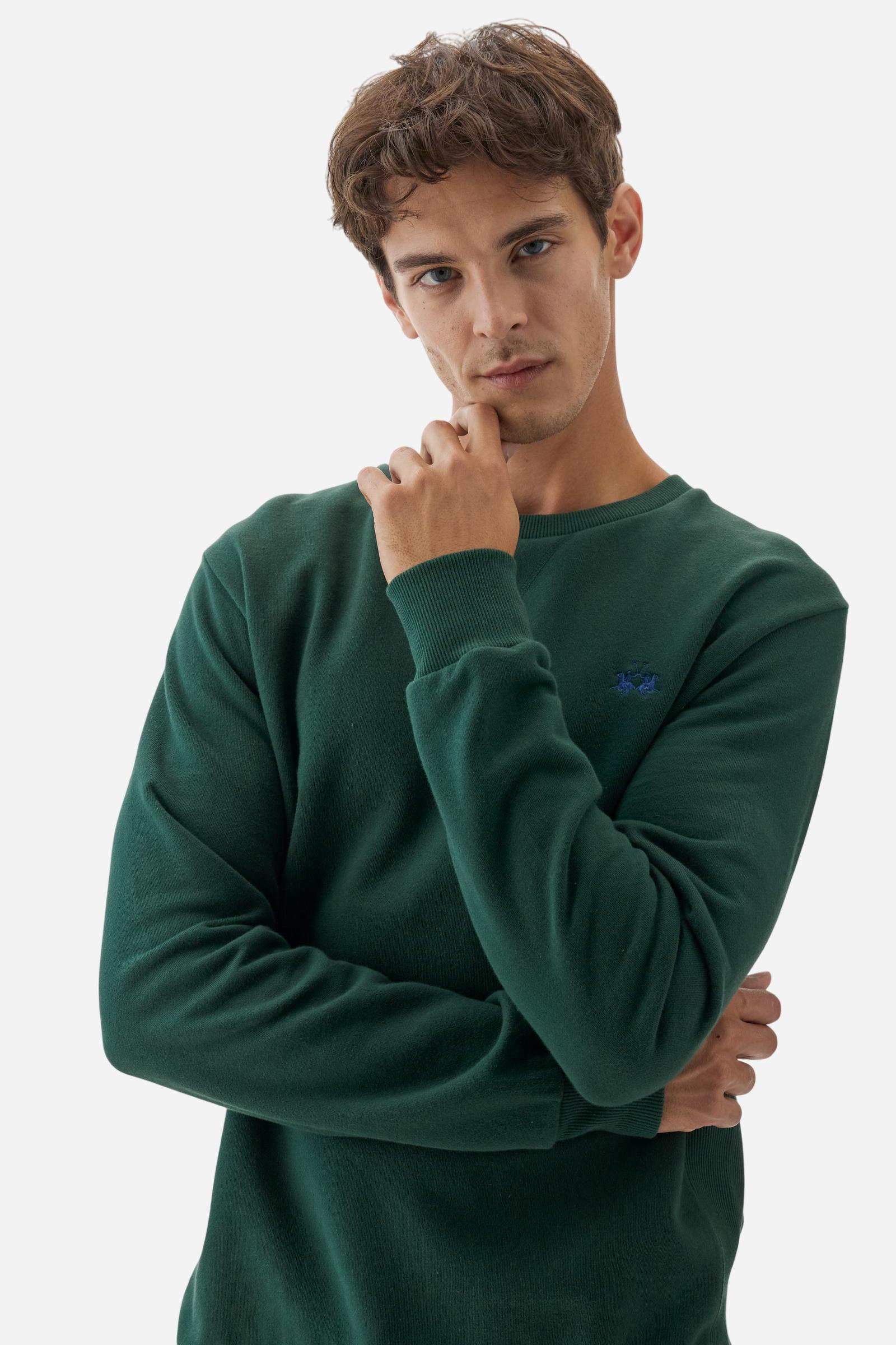 Men's long-sleeved round neck sweatshirt in 100% cotton fleece with a velvety feel. The collar, cuffs, waist and sides are in matching ribbed knit. The small brand logo is embroidered in contrasting colour on the chest. This essential piece has a regular fit for a timeless silhouette. The model is wearing a size L - Sycamore
