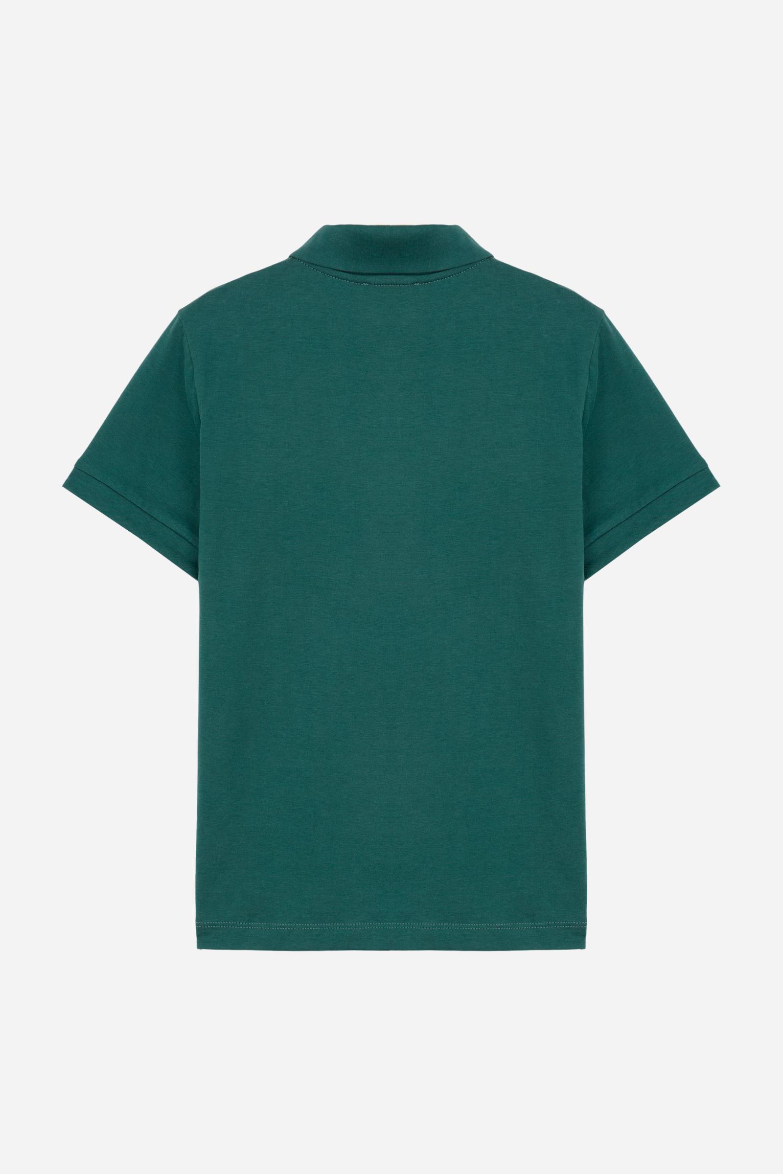 Short-sleeved polo shirt for boys made from 100% cotton jersey in a solid colour. The style features a regular fit, two-button front opening and shirt collar in the same fabric. The contrast inner collar tape recalls the small brand logo embroidered on the chest, adding a distinctive detail to an essential and versatile garment. - Pineneedle