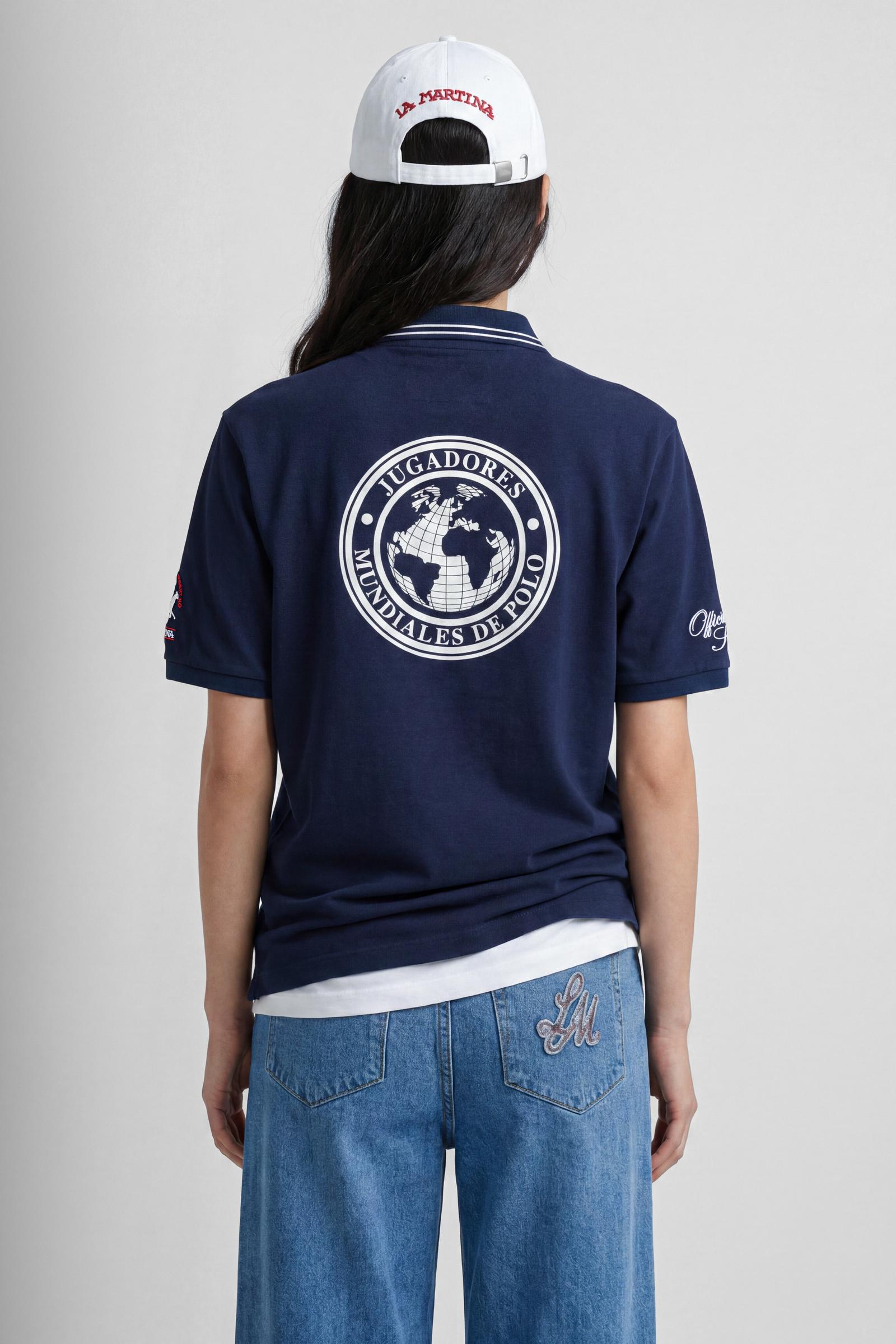 Numbered style with exclusive label, produced in only 100 pieces per style/colour. The label is positioned on the back, at the lower right, with the progressive number clearly visible. Short-sleeved polo shirt made from 100% cotton jersey. The contemporary-cut design features a modern, wide and relaxed silhouette, with a distinctly current streetwear touch. The collar is ribbed with contrast stripes, while the cuffs are ribbed tone-on-tone. The contrast number “1” on the chest, made from raw-edge finished f
