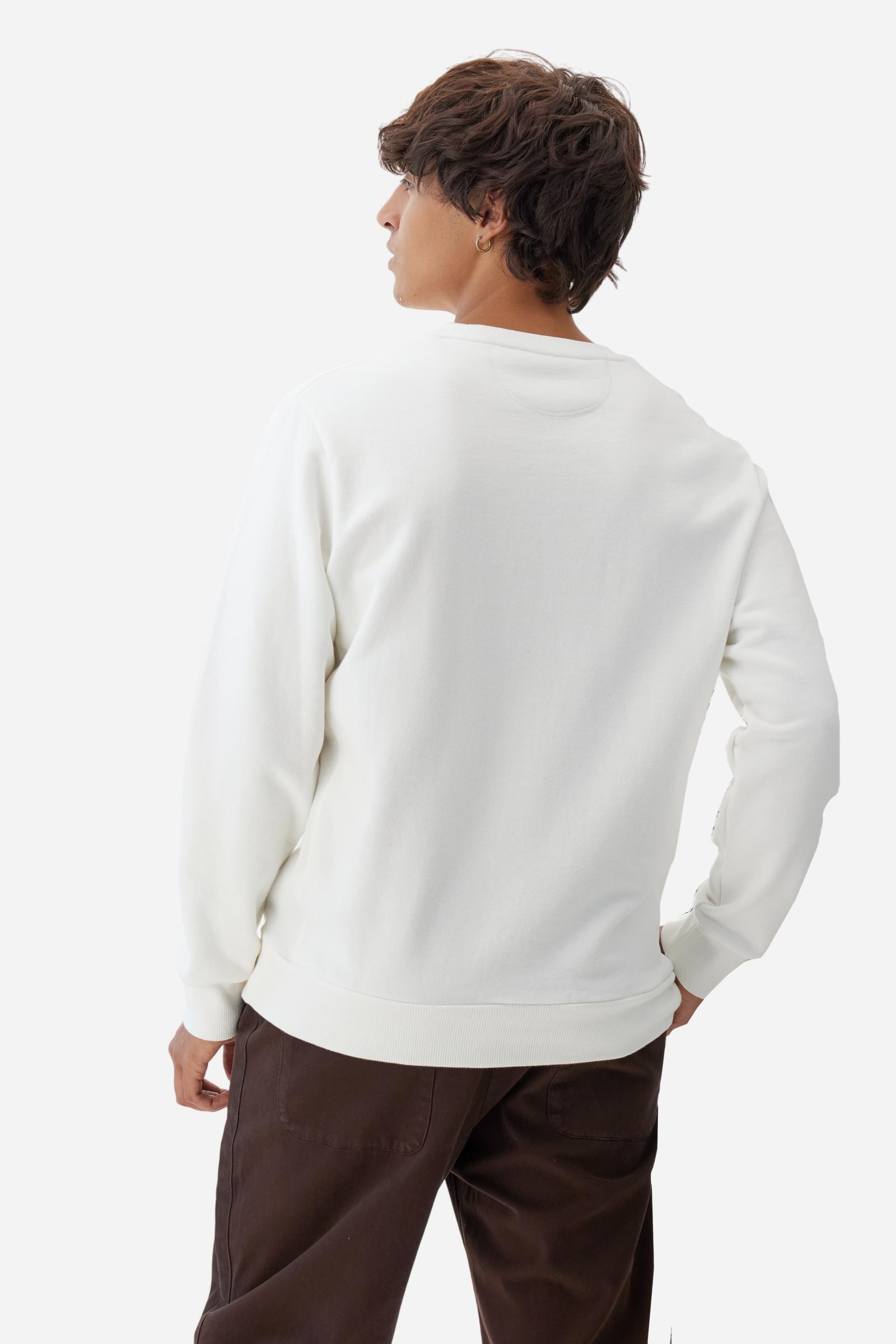 Men's long-sleeved round neck sweatshirt in 100% cotton fleece with a velvety feel. The collar, cuffs, waist and sides are in matching ribbed knit. The small brand logo is embroidered in contrasting colour on the chest. This essential piece has a regular fit for a timeless silhouette. The model is wearing a size L - Off White