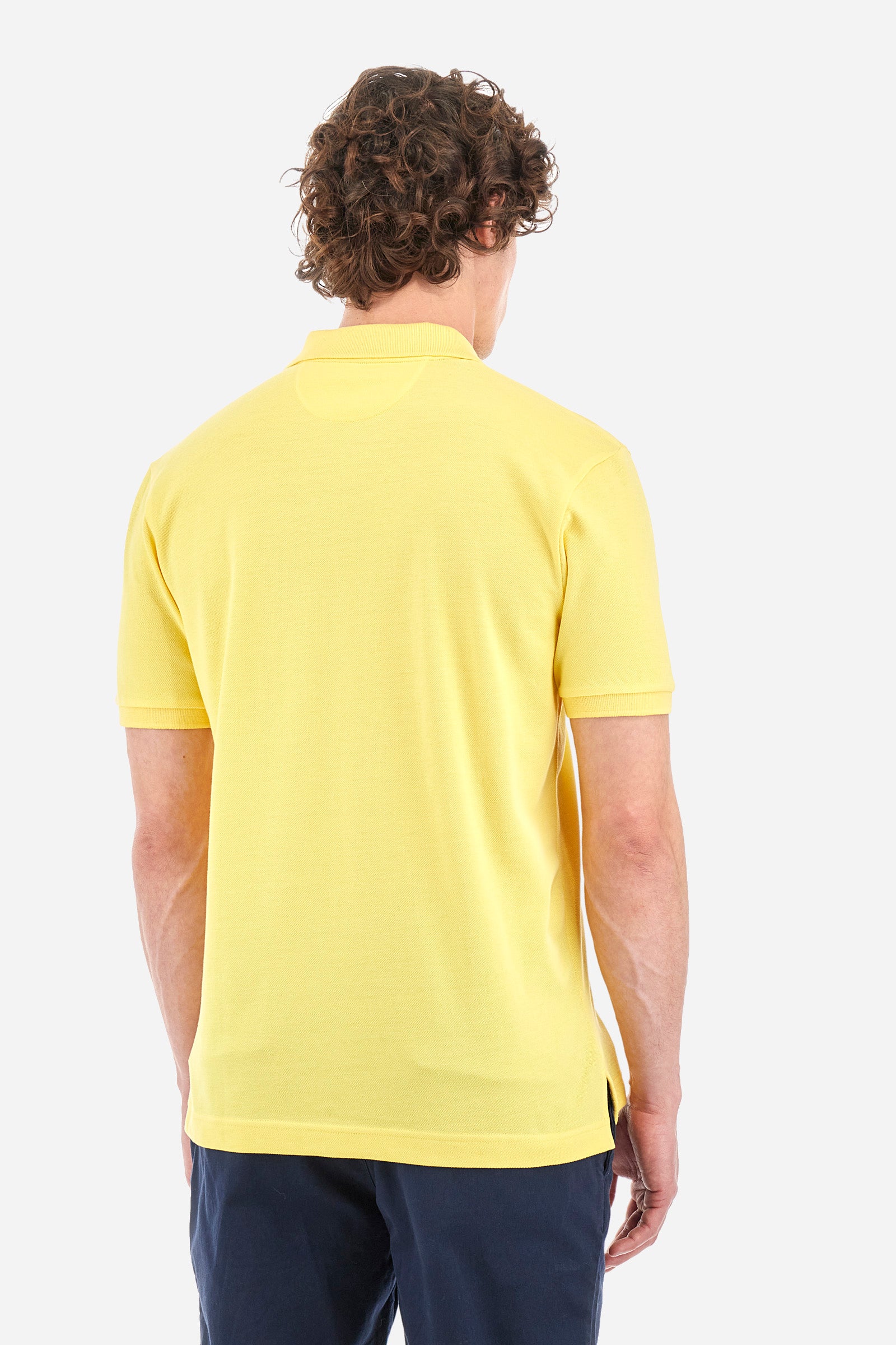 Men's plain-coloured, short-sleeved, regular-fit cotton polo shirt. Contrasting La Martina logo sewn onto the chest. This versatile garment goes perfectly with a pair of jeans from the collection. - Aspen Gold