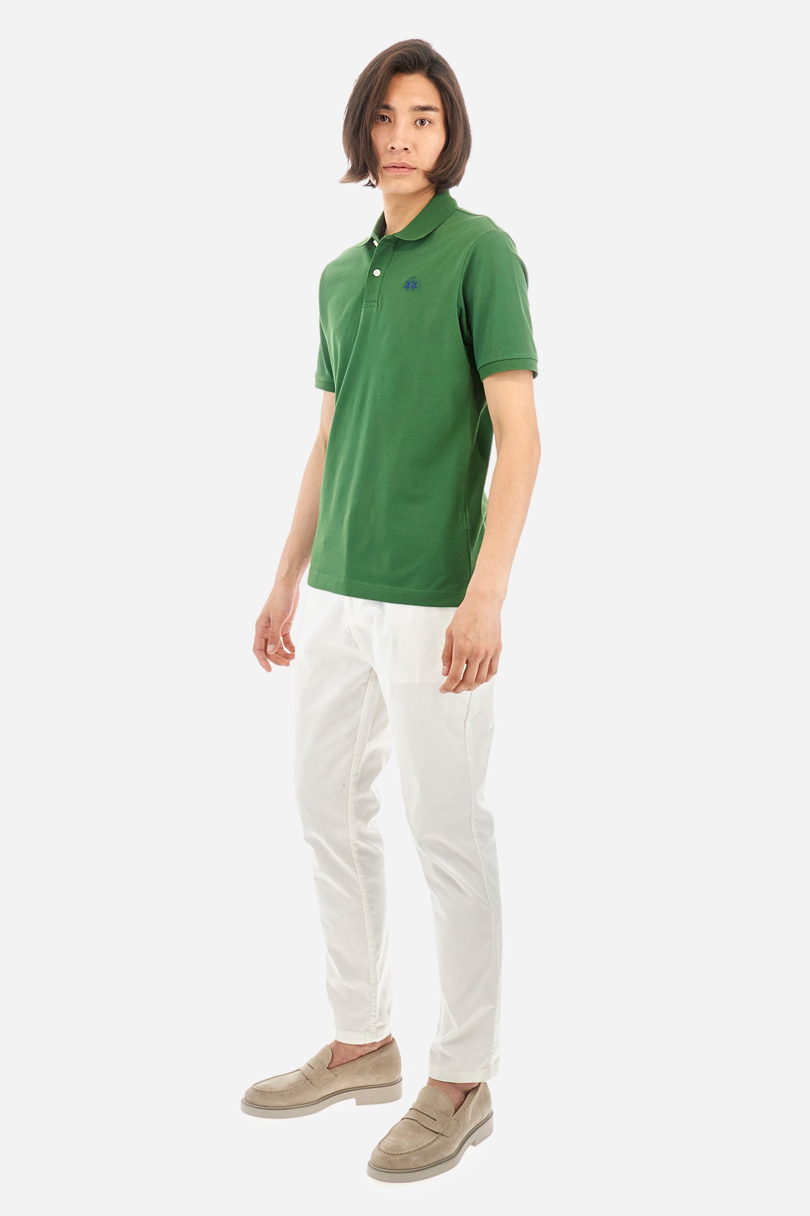 Men's plain-coloured, short-sleeved, regular-fit cotton polo shirt. Contrasting La Martina logo sewn onto the chest. This versatile garment goes perfectly with a pair of jeans from the collection. - Junipet