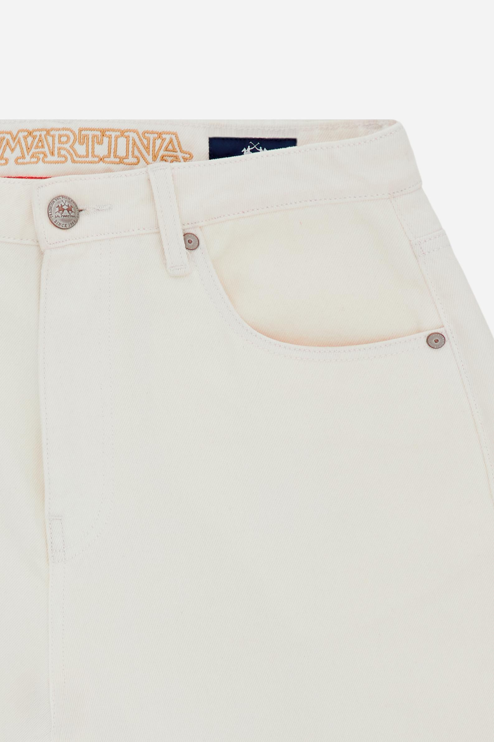 Men’s long trousers made from durable 100% cotton drill, characterized by a compact structure that ensures long-lasting wear and shape retention. The five-pocket construction recalls classic workwear aesthetics, with custom metal rivets and tonal reinforcement stitching that enhance durability. The leather back patch with contrasting logo and the internal waistband embroidery add exclusive details. The fit is relaxed, with a straight leg from hip to hem for comfort and ease of movement. An essential piece w