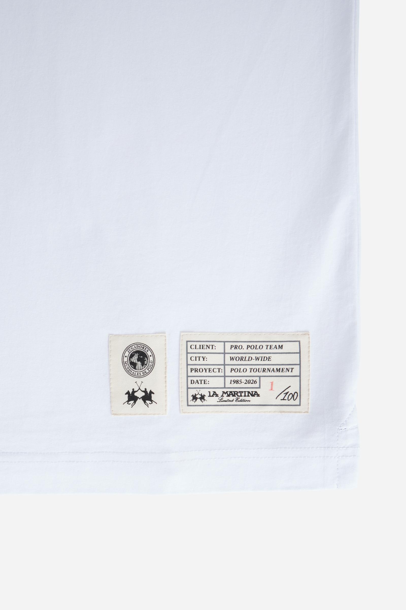 Numbered style with exclusive label, produced in only 100 pieces per style/colour. The label is positioned on the back, at the lower right, with the progressive number clearly visible. Short-sleeved polo shirt made from solid-colour 100% cotton jersey. The contemporary-cut design features a modern, wide and relaxed silhouette, with a current streetwear aesthetic. The style is completed with a tone-on-tone ribbed collar and contrast ribbed cuffs. The front fastening has two buttons. The front graphic is bold