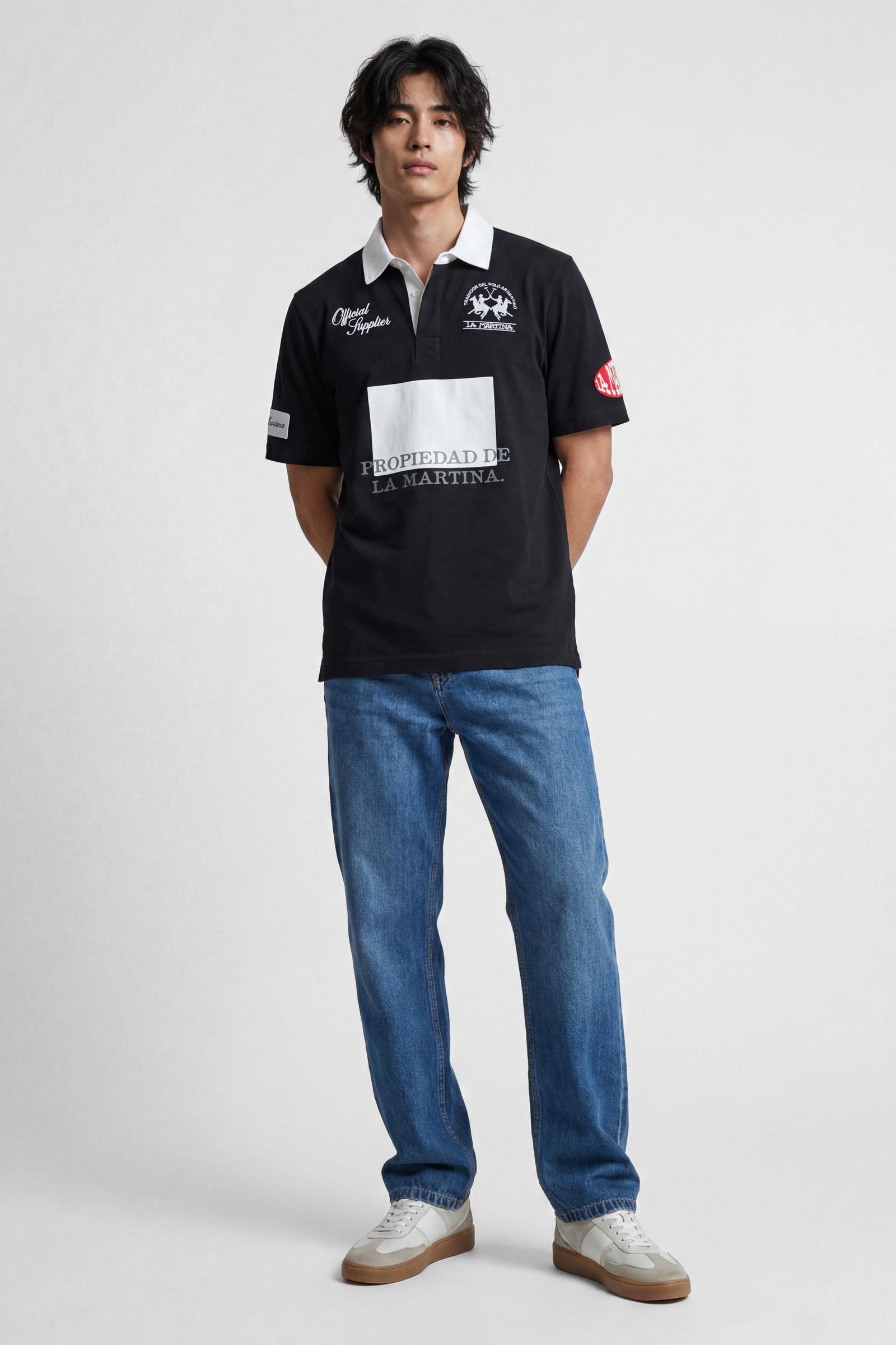Numbered style with exclusive label, produced in only 100 pieces per style/colour. The label is positioned on the back, at the lower right, with the progressive number clearly visible. Short-sleeved polo shirt made from solid-colour 100% cotton jersey. The contemporary-cut design features a modern, wide and relaxed silhouette, with a current streetwear aesthetic. The style is completed with a contrast twill collar and concealed front buttoning. The vintage-inspired front graphic features a wide contrast fab