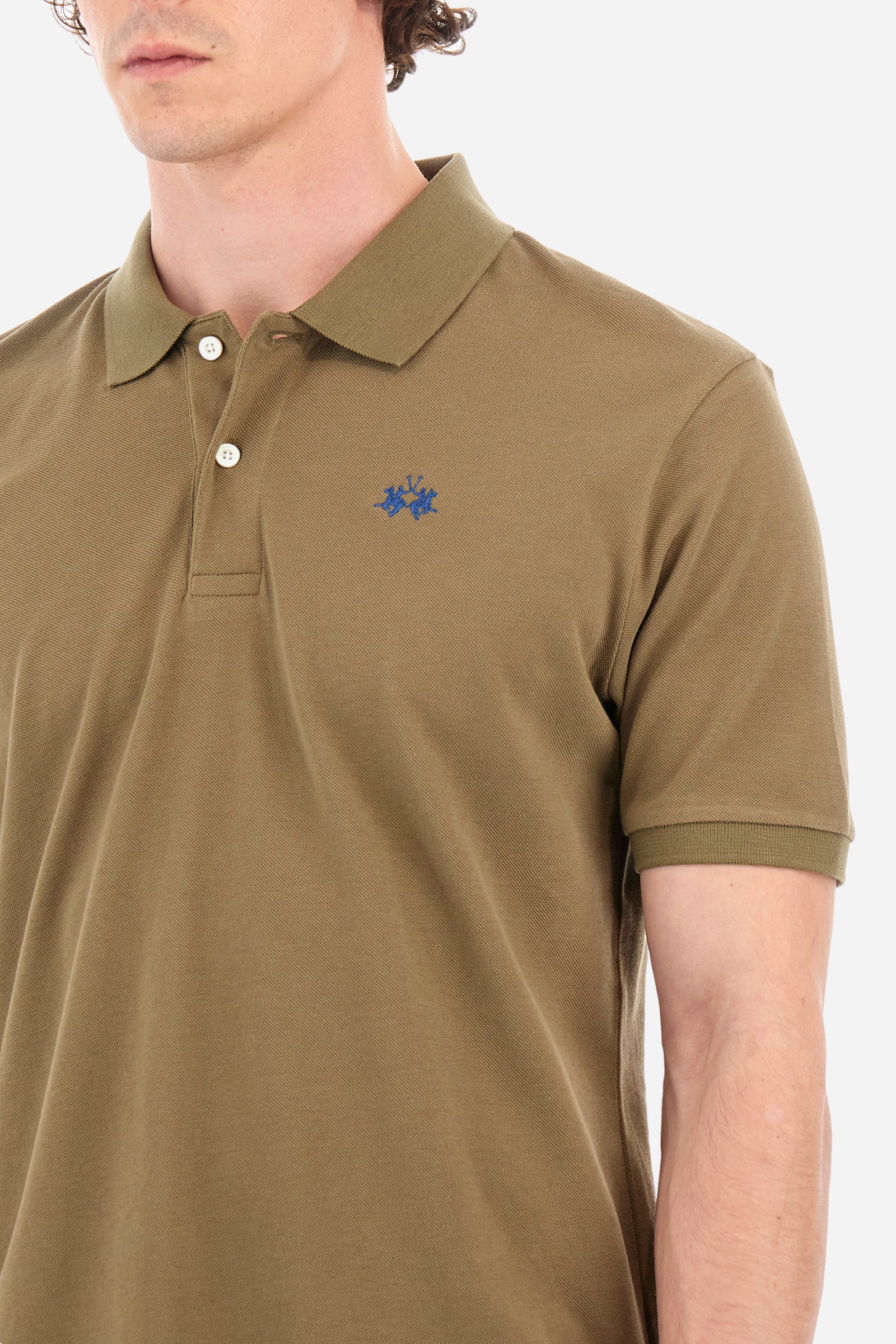 Men's plain-coloured, short-sleeved, regular-fit cotton polo shirt. Contrasting La Martina logo sewn onto the chest. This versatile garment goes perfectly with a pair of jeans from the collection. - Military Olive