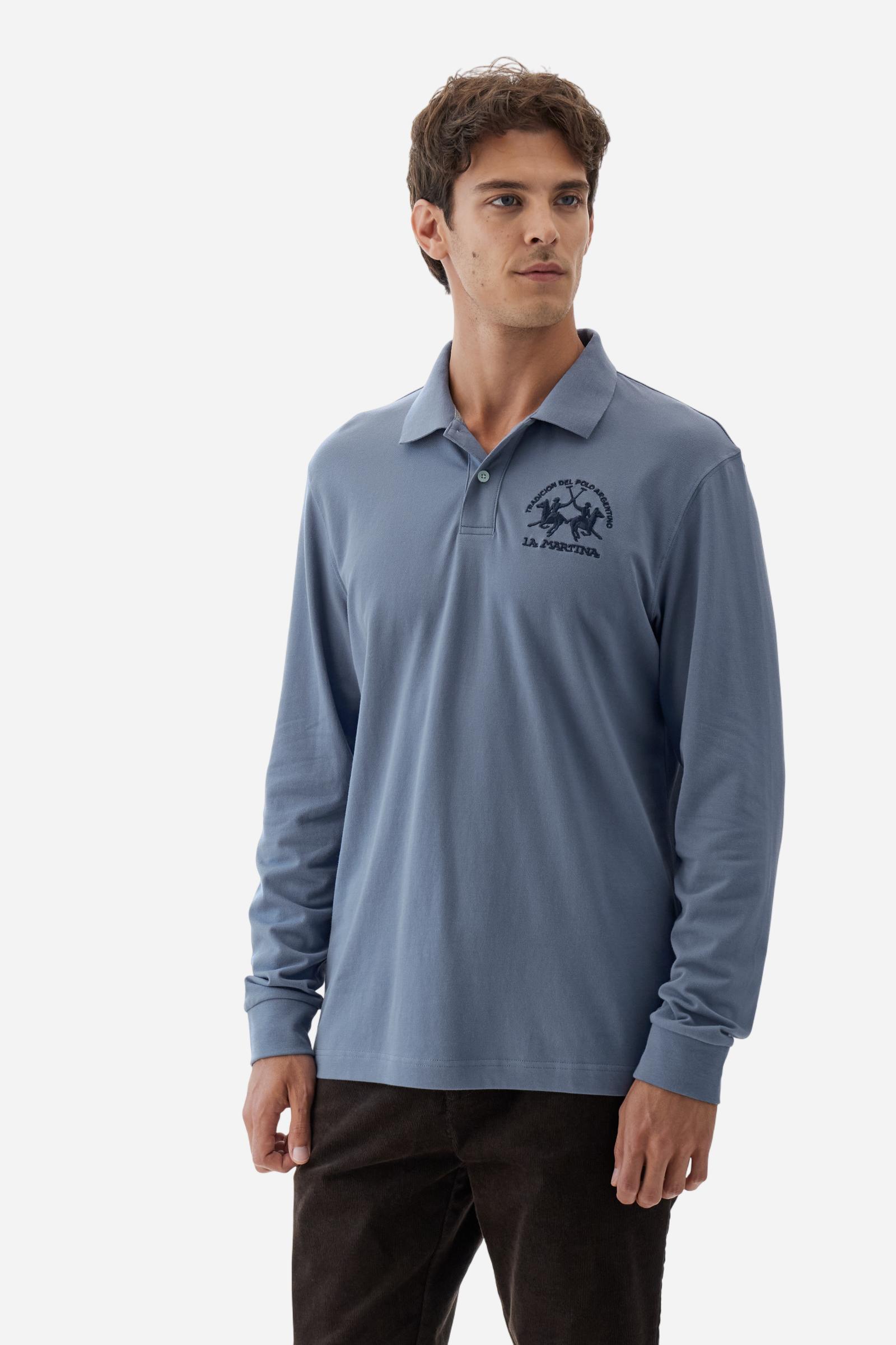 Men's long-sleeved solid colour polo shirt. Made of high-quality stretch Piqué. The collar and cuffs are in solid colour ribbing. The undercollar features a print of the iconic La Martina lettering in a contrasting colour. Featuring a logo embroidered on the chest in a contrasting colour. On the back at the bottom, the guarantee label typical of the brand's iconic models is applied. Regular fit. The model is wearing a size L. - Flint Stone