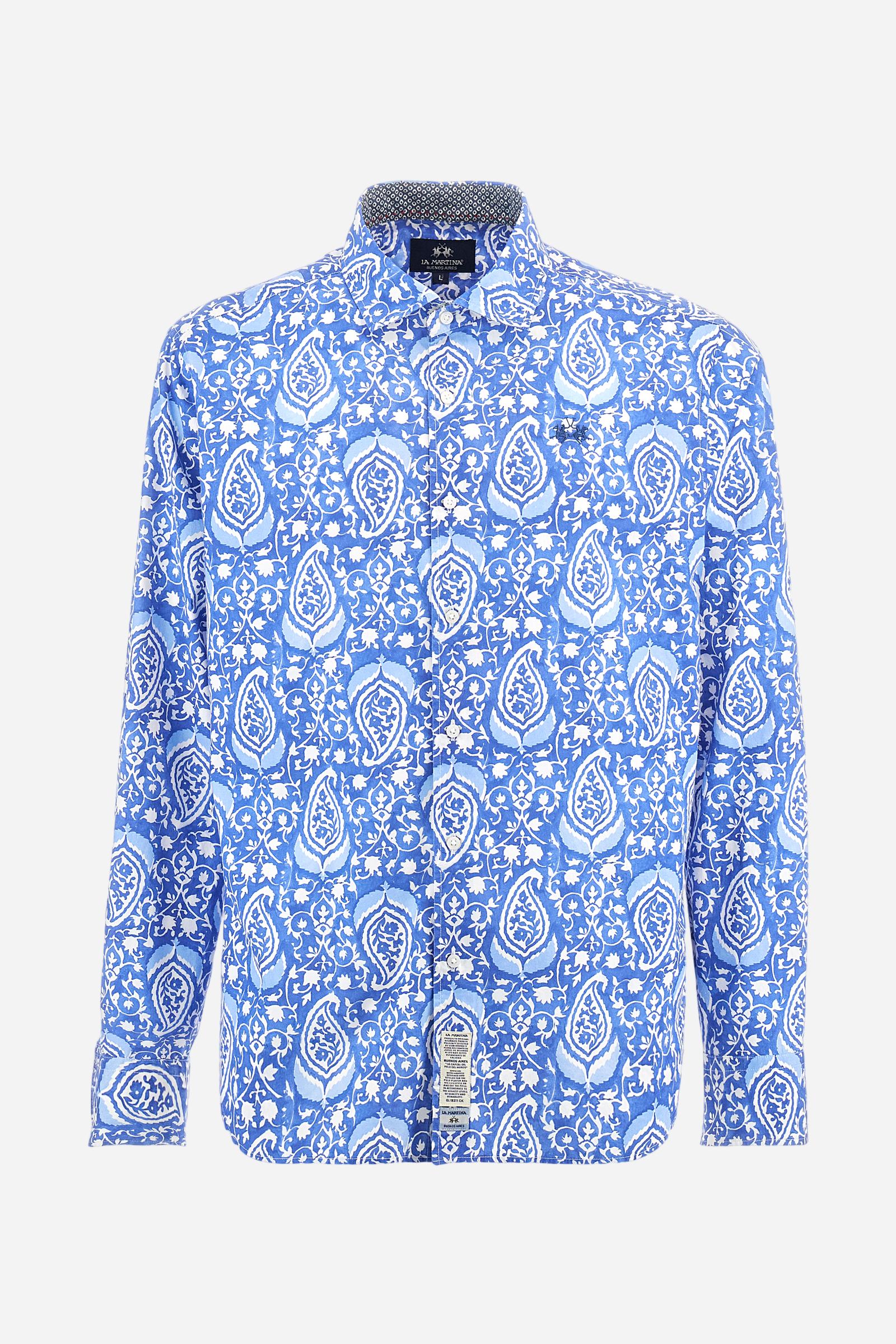 Men's long-sleeved printed shirt made of lightweight 100% cotton poplin. Spread collar. The logo is embroidered tone-on-tone on the left side of the chest. Regular fit. The model is wearing a size L. - Ultramarine/OptWhite