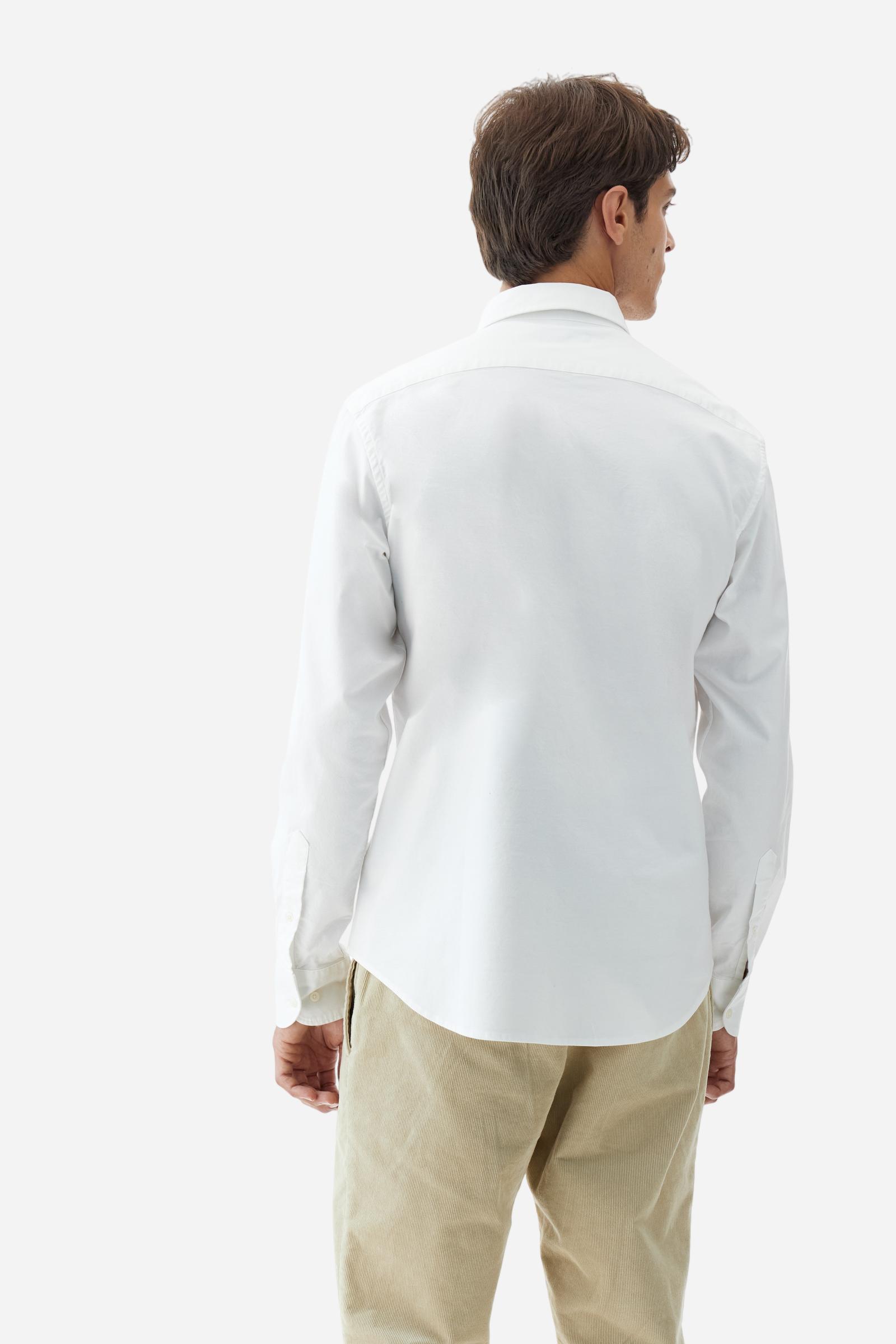 Classic men's long-sleeved shirt in stretch cotton Oxford, solid colour. Finished with a French collar and interior regimental-pattern fabric details. Chest features multicolour prints and embroideries inspired by British Polo, including the large team logo embroidered in contrast. Regular fit ensuring comfort and enhancing any physique. Model wears size L. - Optic White