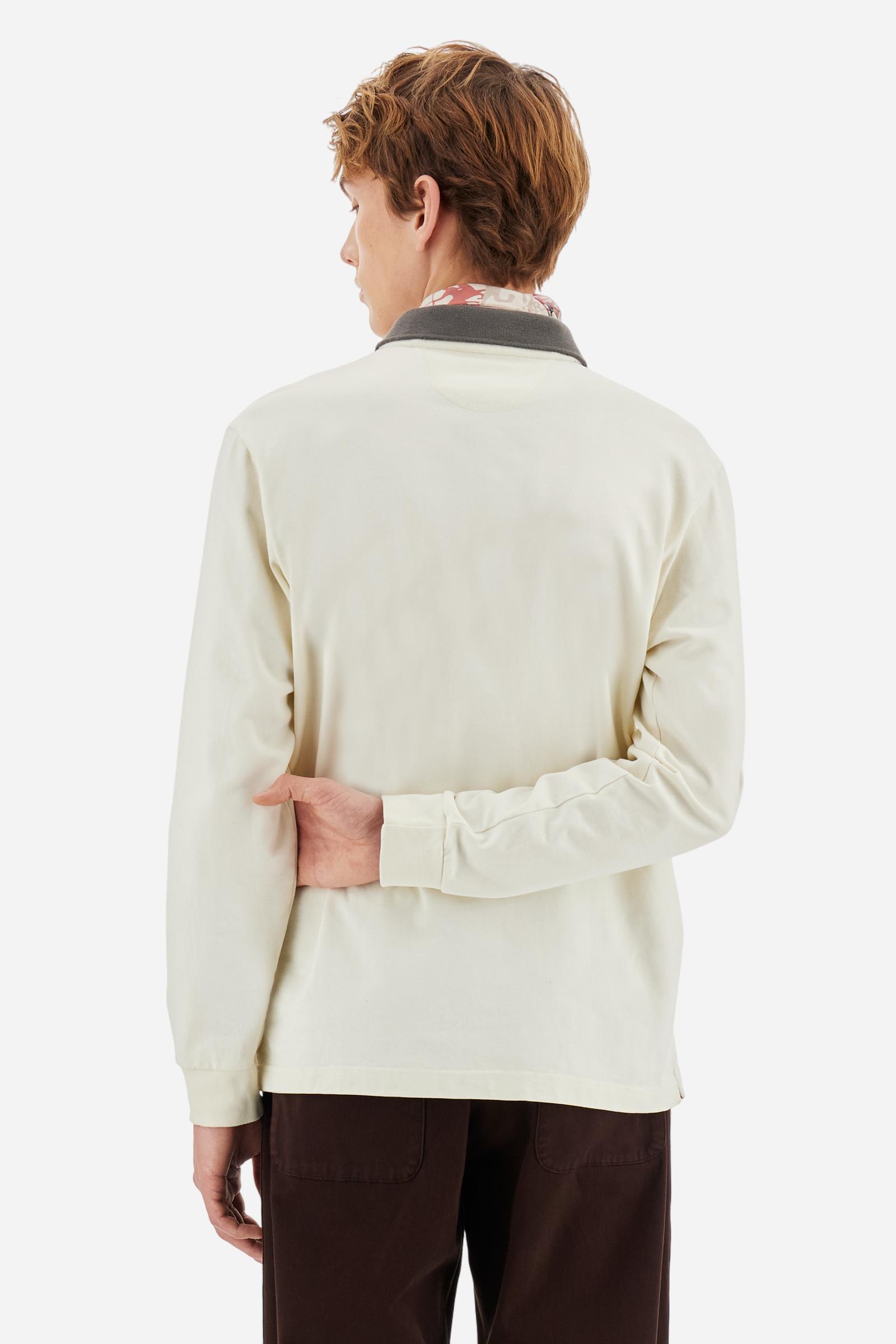 Men's long-sleeved solid colour, cotton jersey polo shirt. Two-button opening with contrasting details. Solid colour ribbed collar and cuffs. The chest features embroidered crests and lettering inspired by British royal heritage. The number 3 features on a patch with a fringed edge. The small brand logo is embroidered next to the number in contrasting colour. Regular fit. The model is wearing a size L. - Pristine