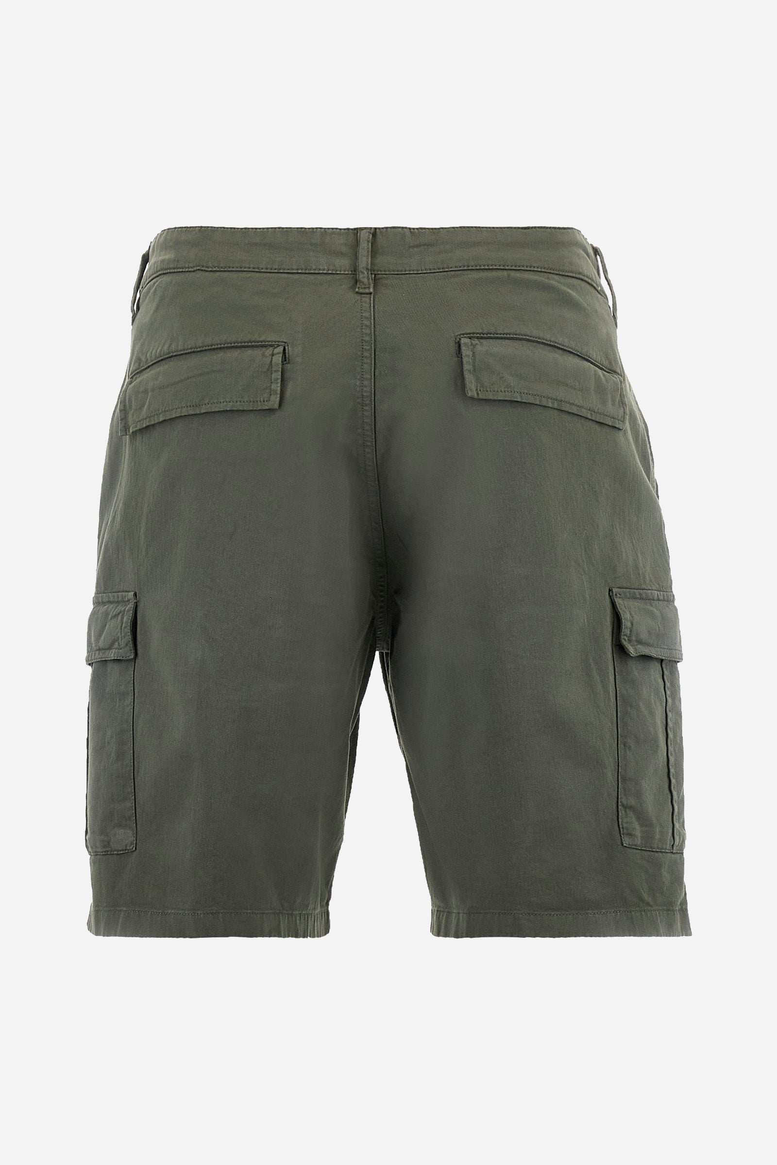 Men's single-colour Bermuda shorts in cotton twill. There are two American pockets, two cargo pockets and two back pockets. With belt loops. Zip and button fastening. The logo is embroidered tone-on-tone on the left cargo pocket. Regular fit. The model is wearing a size 33. - Thyme