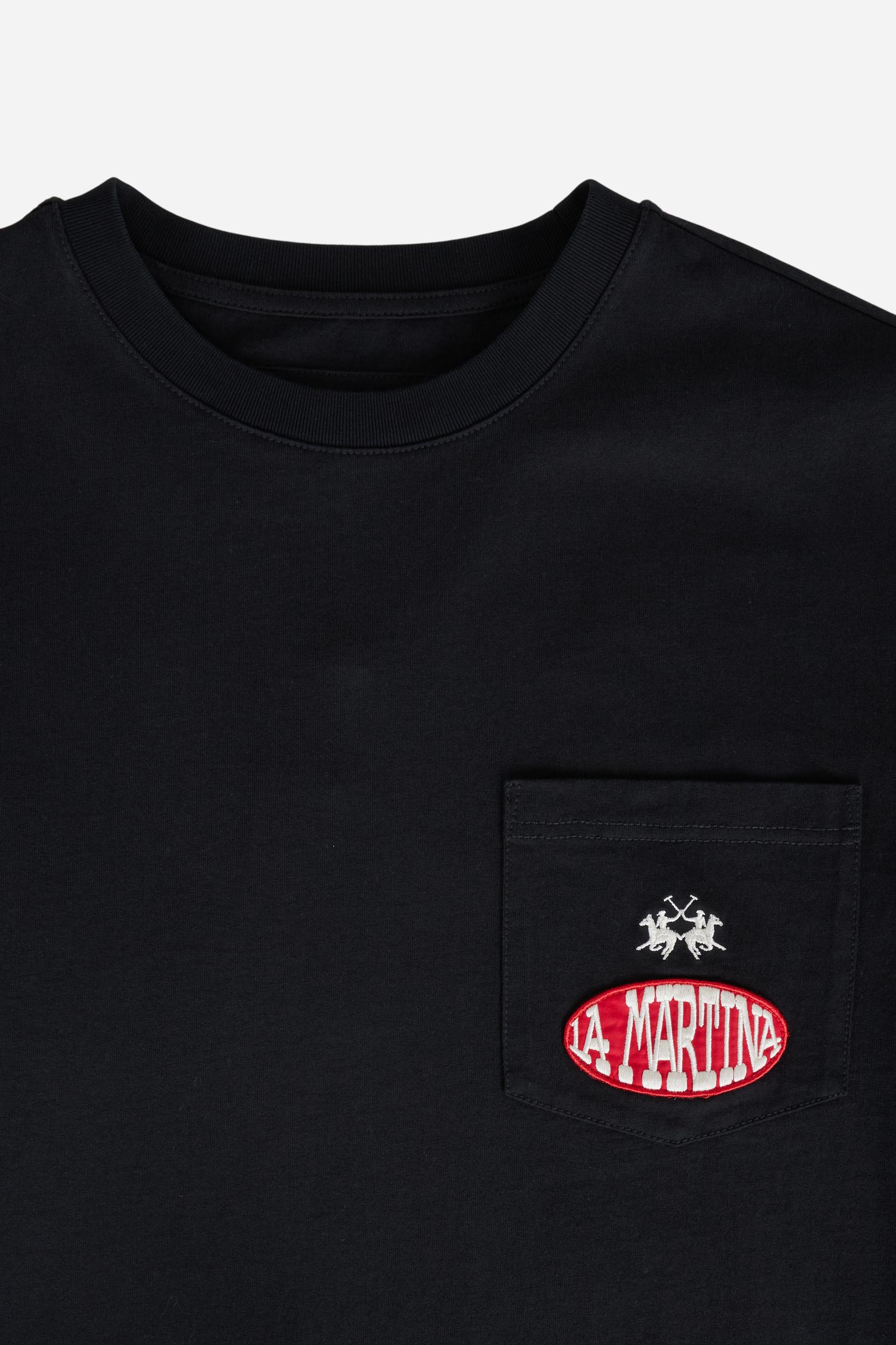 Numbered style with exclusive label, produced in only 100 pieces per style/colour. The label is positioned on the back, at the lower right, with the progressive number clearly visible. Short-sleeved T-shirt made from solid-colour 100% cotton jersey. The crew-neck design, with tone-on-tone ribbed collar, features a contemporary cut with a modern, wide and relaxed silhouette. The left side of the chest is enriched with a small pocket featuring the brand logo embroidered in contrast and an applied embroidered 