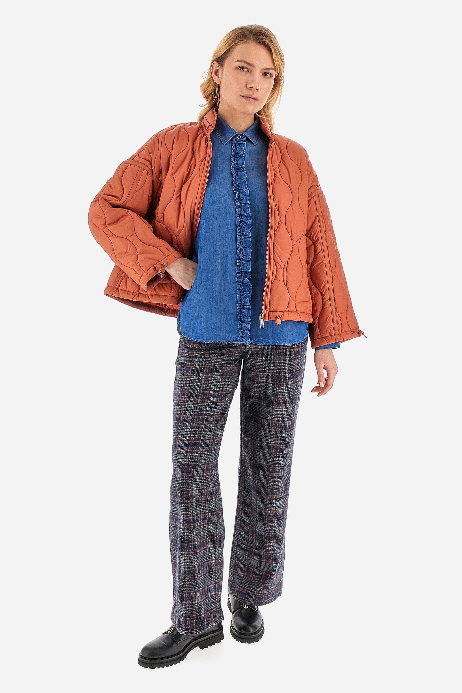 This long-sleeved women's shirt with a regular fit is made of solid-coloured denim fabric, characterised by the rouge on the front profile that covers the buttons and by the classic collar. An embroidered crown logo on the sleeve completes the overall look. This garment is perfect for creating a casual and versatile outfit. The model is 174 cm tall and wears a size 2. - Medium Indigo Denim